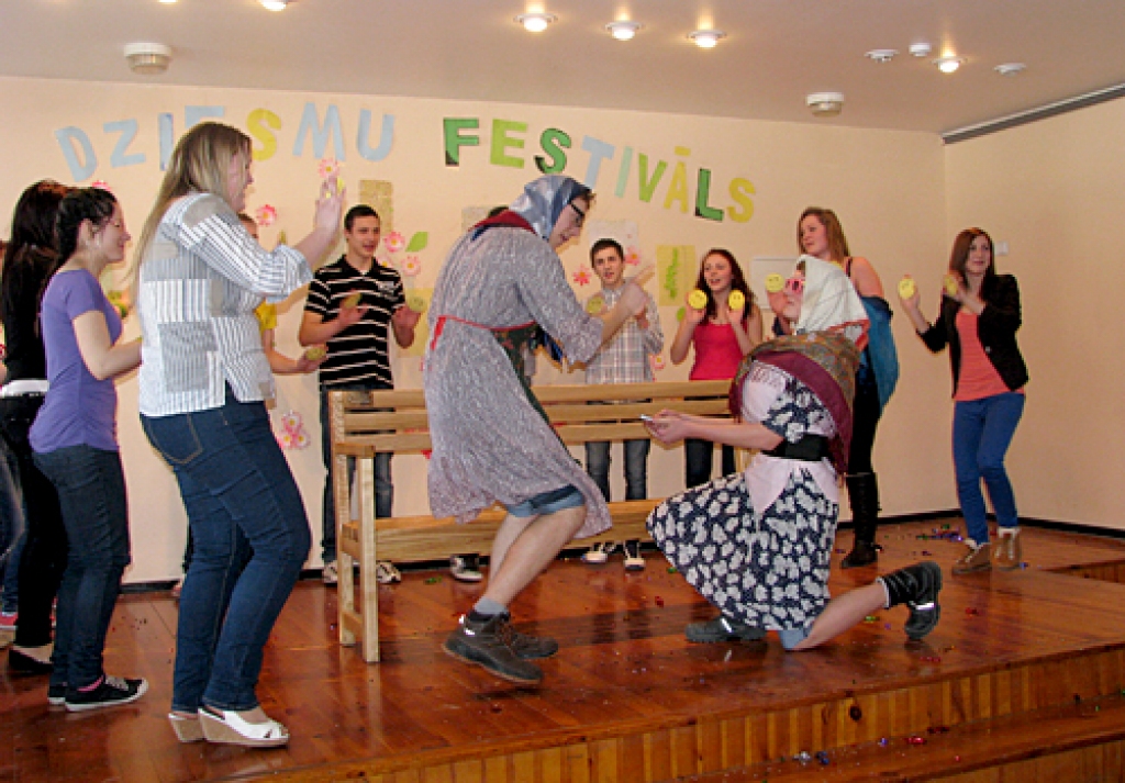 Amizants un atraktīvs bija 9. klases audzēkņu priekšnesums, atdarinot ukraiņu dziedātāju Verku Serdjučku. 
Autors: Vilnis Auzāns