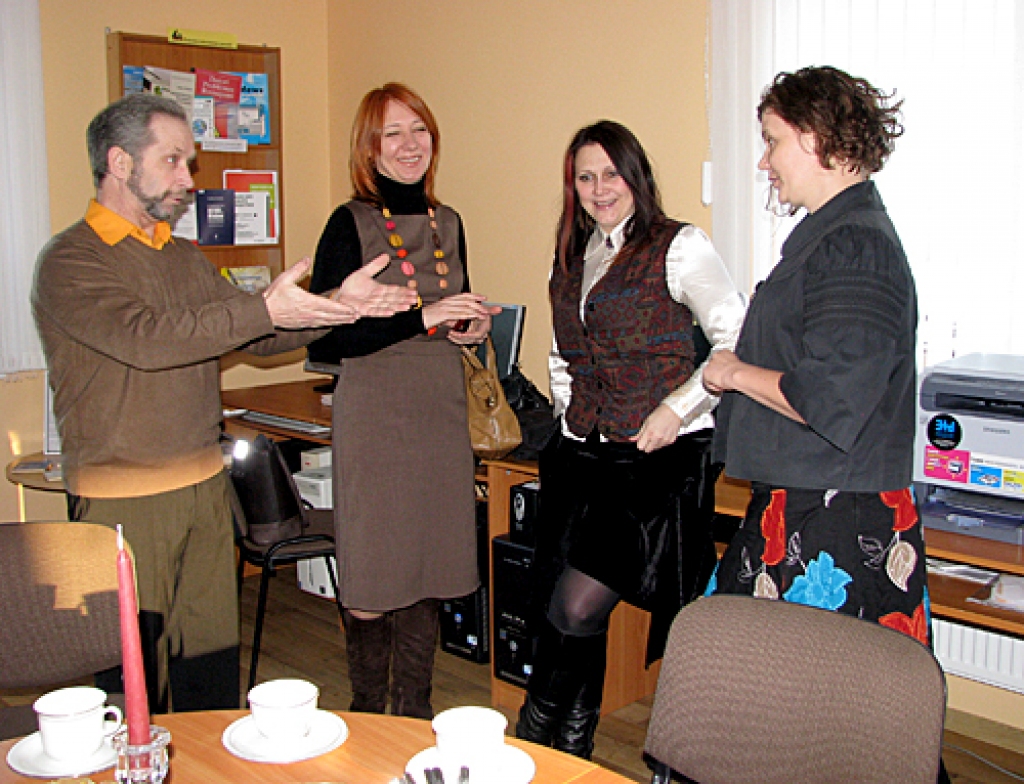 Vladimirs Manavickis pirms pasākuma «Vlads un viņa meitenes» uzrunā gleznotāju Lauru Matildi Ikerti (no labās): «Tu būsi mana modele, kuru es gleznošu?» Dialogā ieklausās gleznotājas Ingrīda Ķēbere (otrā no kreisās) un Kristīne Selane.
Autors: Vilnis Auzāns