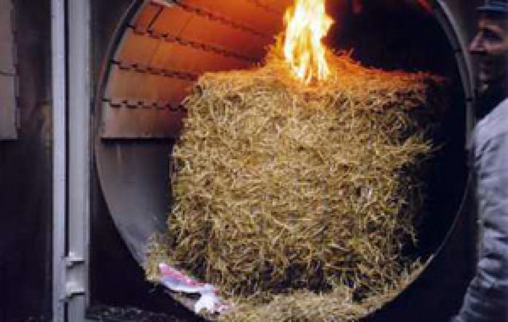 Saulaines katlumāja ar salmu kurināmo .