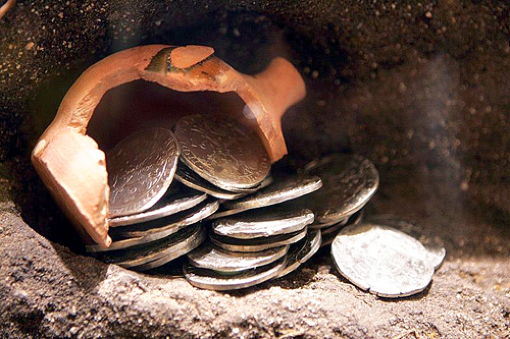 Arheoloģiskās senvietās zemē, virs zemes vai ūdenī atrastas senlietas, kas attiecas uz periodu līdz 17. gadsimtam ieskaitot, pieder valstij. To nosaka grozījumi likumā «Par kultūras pieminekļu aizsardzību».
Autors: lvportals.lv