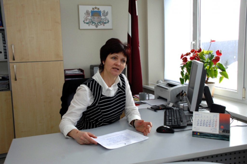 Bauskas zvērināta notāre Aija Biezā skaidro, ka konsultācijās lielākā daļa no klientiem nāk ar jautājumiem, kas saistīti ar īres un nomas darījumiem.
Autors: Ivars Bogdanovs