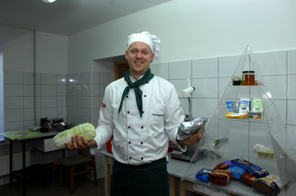 Pērn novembrī «Aikāgaršo» pavārs Normunds Baranovskis veselīga uztura noslēpumus atklāja Ceraukstes pagasta Griķu pamatskolas audzēkņiem. 
Autors: Ivars Bogdanovs