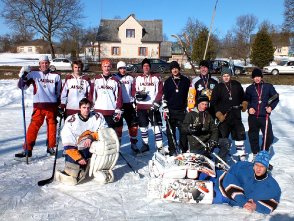 1. vietas ieguvēji - «Lausks» (no kreisās) un 2.  vietas ieguvēji «Vecumnieku karaļi» kopā ar vārtsargiem Mārci  Čerpinski (no kreisās) un Helmutu Lapu.
Autors: no Ē. Čerpinska fotoarhīva.