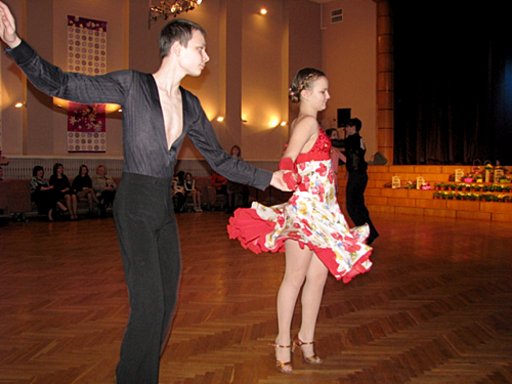 Konkursā „Reiz martā” jauniešu grupā dejo Iecavas vidusskolas 8. klases audzēkņi Laura Volfa un Elvis Dredžels.
Autors: Vilnis Auzāns