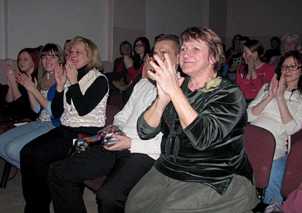 Vitijas Viktorijas Vanagas uzstāšanās laikā viņai līdzi jūt zālē sēdošie radinieki.. 
Autors: Vilnis Auzāns