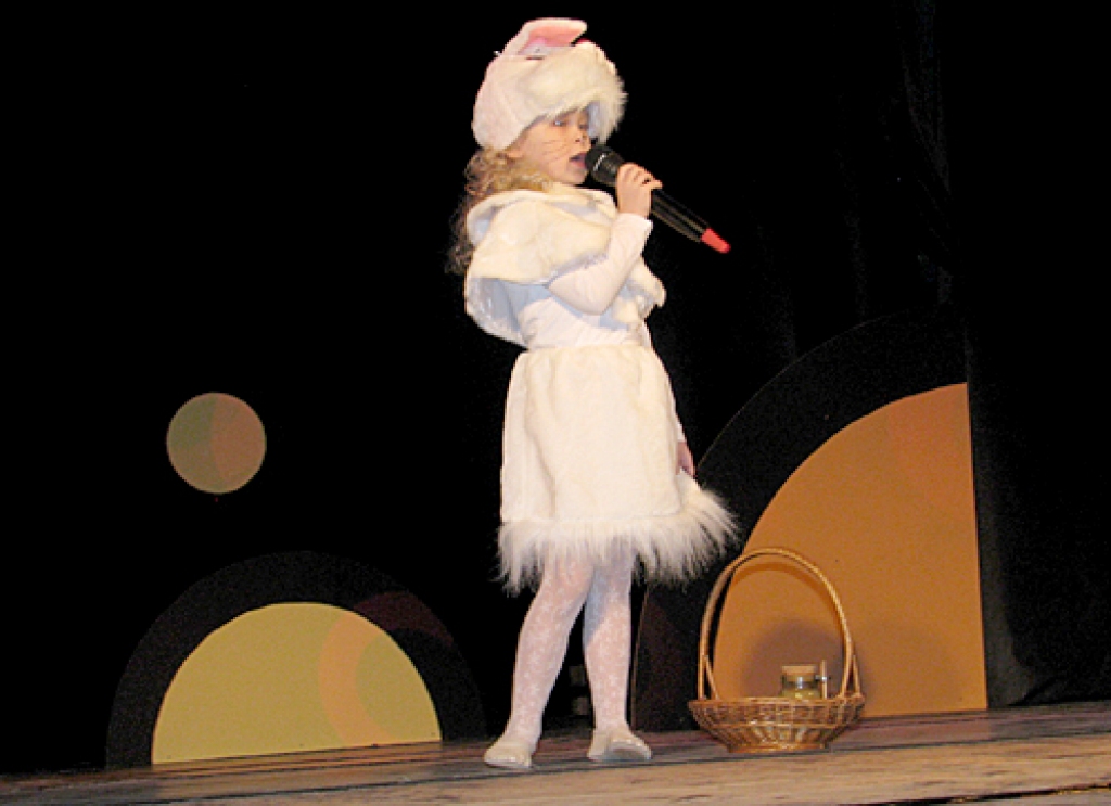 Kristiāna Ozola izpilda dziesmu „Rudenī”. 
Autors: Vilnis Auzāns