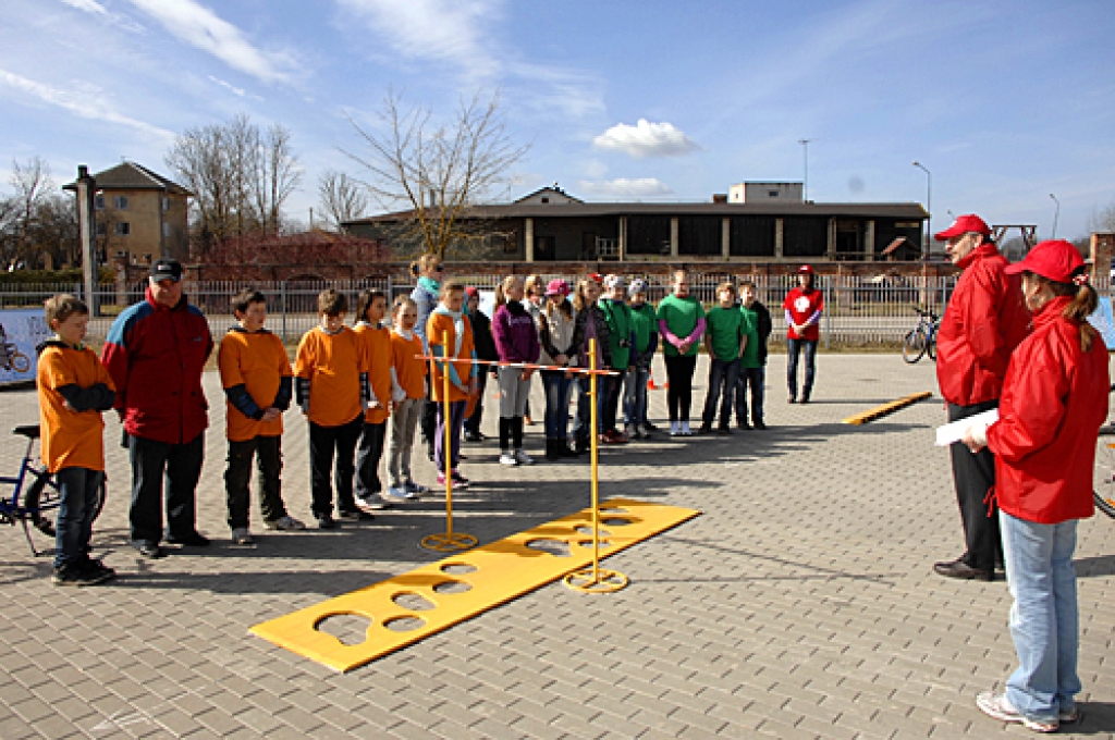 Jaunie satiksmes dalībnieki spēkiem mērojas jau 20 gadus. Taču uz jubilejas pasākumu 19. aprīlī Bauskā ieradās tikai trīs skolu pārstāvji. 
Autors: Ivars Bogdanovs