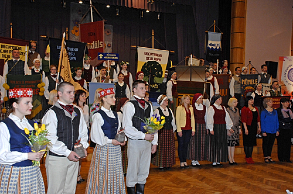 Enerģiski, azartiski, graciozi un pārliecinoši – tā svētdien, 14. aprīlī, Īslīces kultūras namā savu gatavību vasarā gaidāmajiem XXV Vispārējiem latviešu dziesmu un XV deju svētkiem pierādīja 20 deju kopas no Bauskas, Iecavas, Rundāles un...
Autors: Ivars Bogdanovs