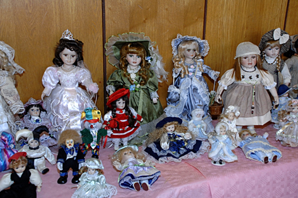 Radošs vakars ģimenēm, kurā tapa 18 krāšņas mājas, arī daudzdzīvokļu nami un pilis, 12. aprīlī norisinājās Pilsrundāles vidusskolā.

Pasākums «Leļļu mājas, leļļu kājas» sākās uz visnotaļ muzikālas nots. Pie rundāliešiem ciemos bija...
Autors: Ivars Bogdanovs