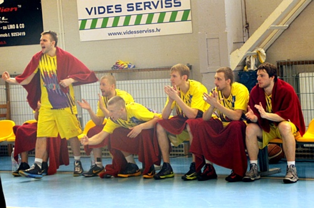 Latvijas Basketbola līgas 2. divīzijas mājas spēlē komanda ««Kvēle»/Sporta centrs «Mēmele»» 7. aprīlī ar rezultātu 65:68 piekāpās basketbola klubam «Jelgava – 2». 

Baušķenieku bieds bija jelgavnieku uzbrucējs Mārtiņš Rugājs, kurš guva 24...
Autors: Uldis Varnevičs