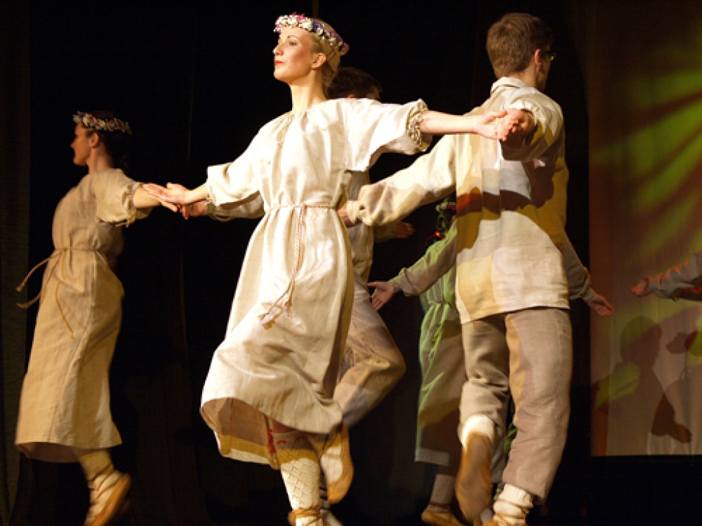 Sestdienas, 6. aprīļa, vakarā Iecavas kultūras namā jauniešu kopas «Jezga» dejotāji iepriecināja skatītājus ar raitu soli, pieņemot apsveikumus jubilejā un soloties dejot līdz sirmam vecumam.