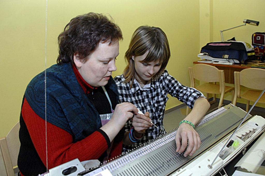 Piektdienas pēcpusdienā ap 70 cilvēku amatniecības centrā 