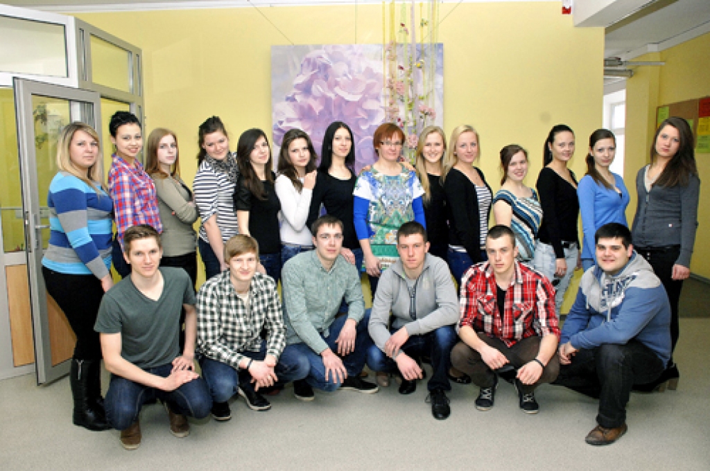 IECAVAS VIDUSSKOLAS 12.B KLASE: Santa Dernovaja, Roberts Dernovojs, Asnate Kaupe, Vika Kokale, Vladislavs Košanskis, Malvīne Kreņģele, Jana Mitrofanova, Marta Nolberga, Īrisa Oinase, Kārlis Ozoliņš, Mārtiņš Petrens, Elīna Plešņa, Santa Purvišķe, Emīls Sevastjanovs, Liene Smalkā, Madara Šmite, Sintija Urķe, Rihards Vētra, Lauma Ziediņa. Audzinātāja Anitra Taurene. Fotografēšanās brīdī klāt nebija Lienītes Beidzinieces, Anetes Janekas un Beatrises Sevastjanovas.