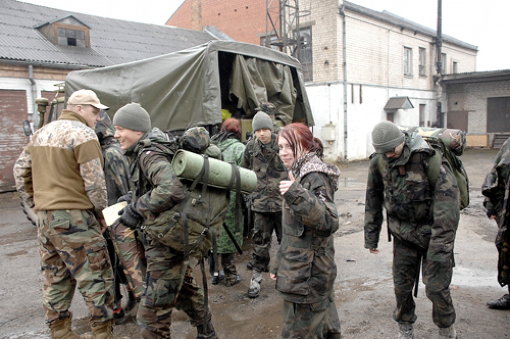 Bauskas jaunsargi pēc vairāk nekā desmit stundu ilga izturības nakts pārgājiena sestdienas, 27. aprīļa, rītā atgriežas pilsētā. 