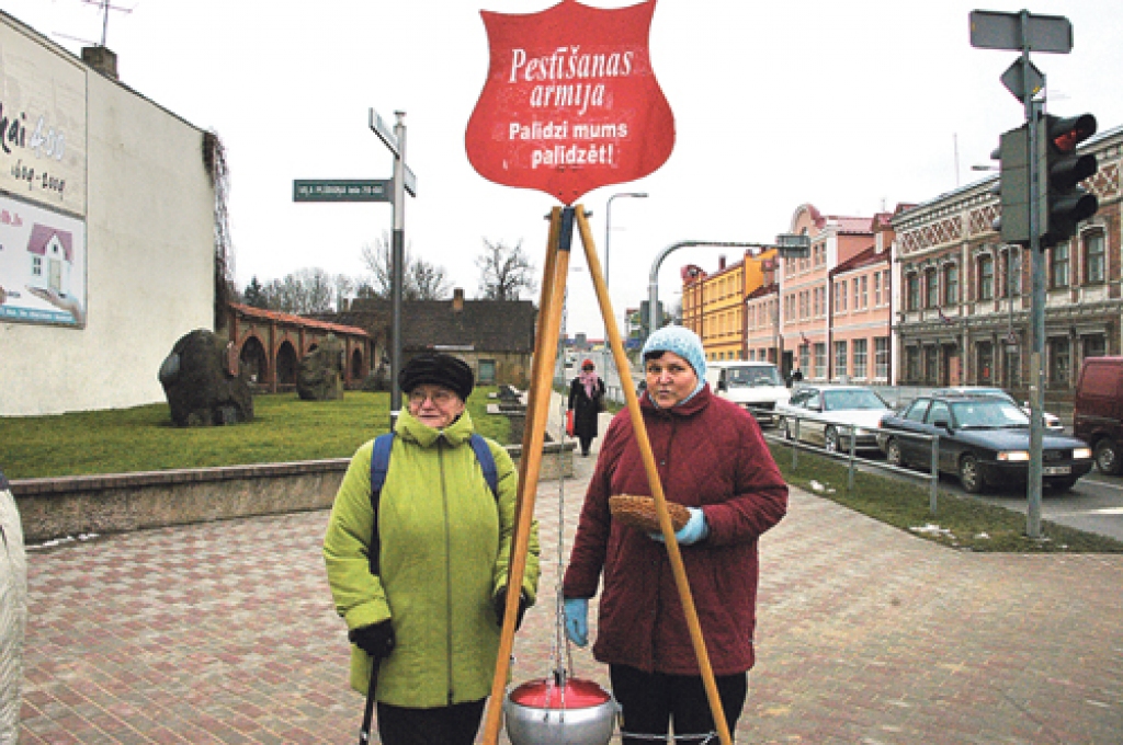 Pestīšanas Armijas dalībnieces pirms Ziemassvētkiem vāc ziedojumus Bauskas ielās.