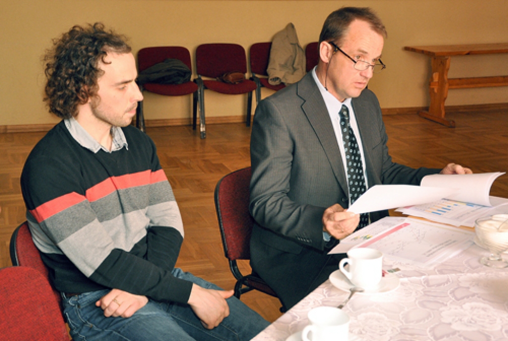 Edgars Brass (no labās), «Latvijas Valsts ceļu» Centra reģiona direktors un Bauskas nodaļas būvinženieris Juris Derevjanko sarunā ar Vecumnieku novada pārstāvjiem.