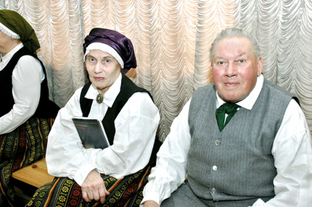 Jauktā kora «Grenctāle» dziedātāji Zinaīda Treiģe un Miervaldis Stepans atceras savus pirmos Dziesmu svētkus Rīgā pirms 58 gadiem. Tas bija 1955. gadā, kad koncerti pirmo reizi notika jaunbūvētajā Mežaparka estrādē.