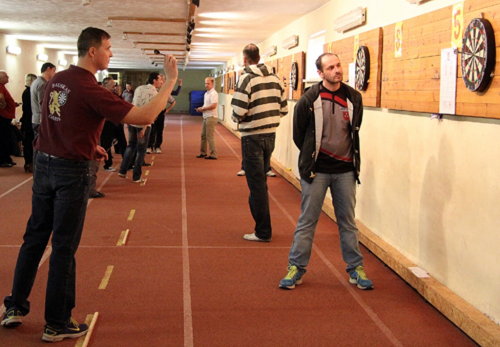 Oskars Kovaļevskis (no kreisās), Bauskas 1. komandas dalībnieks, uzvarēja šautriņu mešanas sacensībās. Tiesneša lomā Guntars Stipins no Vecumnieku vienības. 