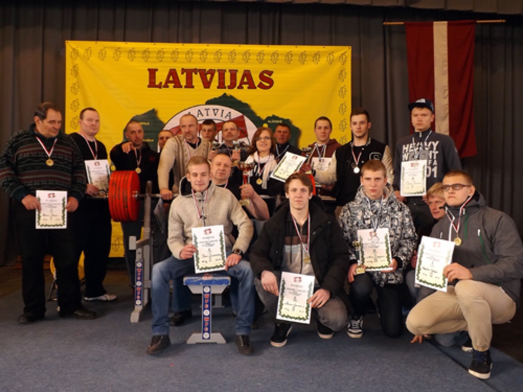 Komanda «Bauskas atlēts» uzvarēja svaru stieņa spiešanā. 