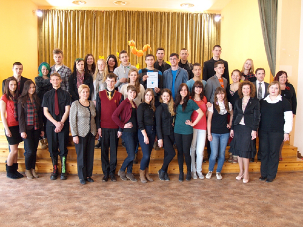 Ekonomikas erudītu konkursa uzvarētājas vienības ar skolotājiem un atbalstītājiem pēc spraigajām sacensībām. 