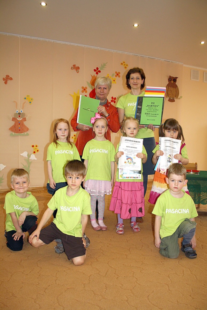 Grupas «Pasaciņa» pasaku autori ar grāmatām un skolotājām.