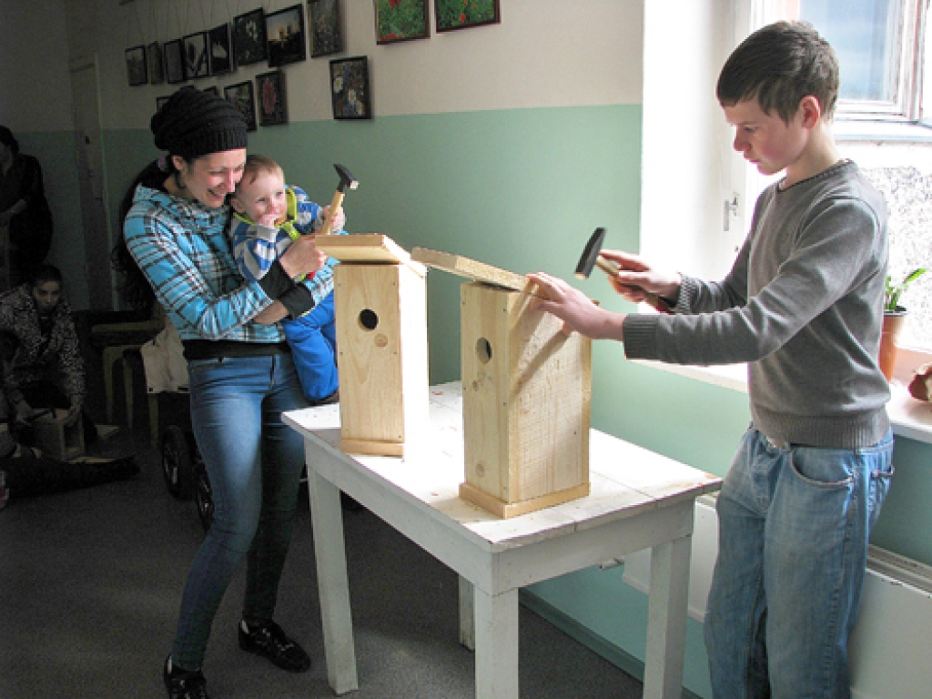 Putnu būrīša izgatavošanā kopā ar māmiņu Larisu Juragu roku būs pielicis viņas dēlēns Rodrigo Sivačovs. Ar nopietnību šo darbu veic Pilsrundāles vidusskolas 8. klases audzēknis Emīls Ruters.