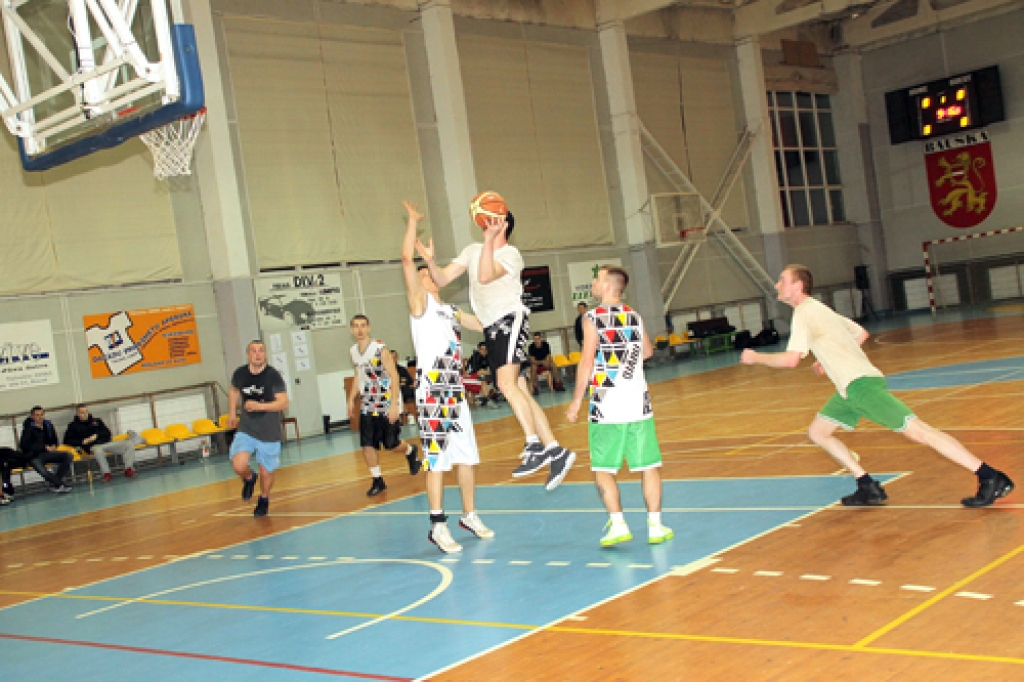 komanda «Īslīce 2» piekāpās «Black Sports» (vienādos formas tērpos). 