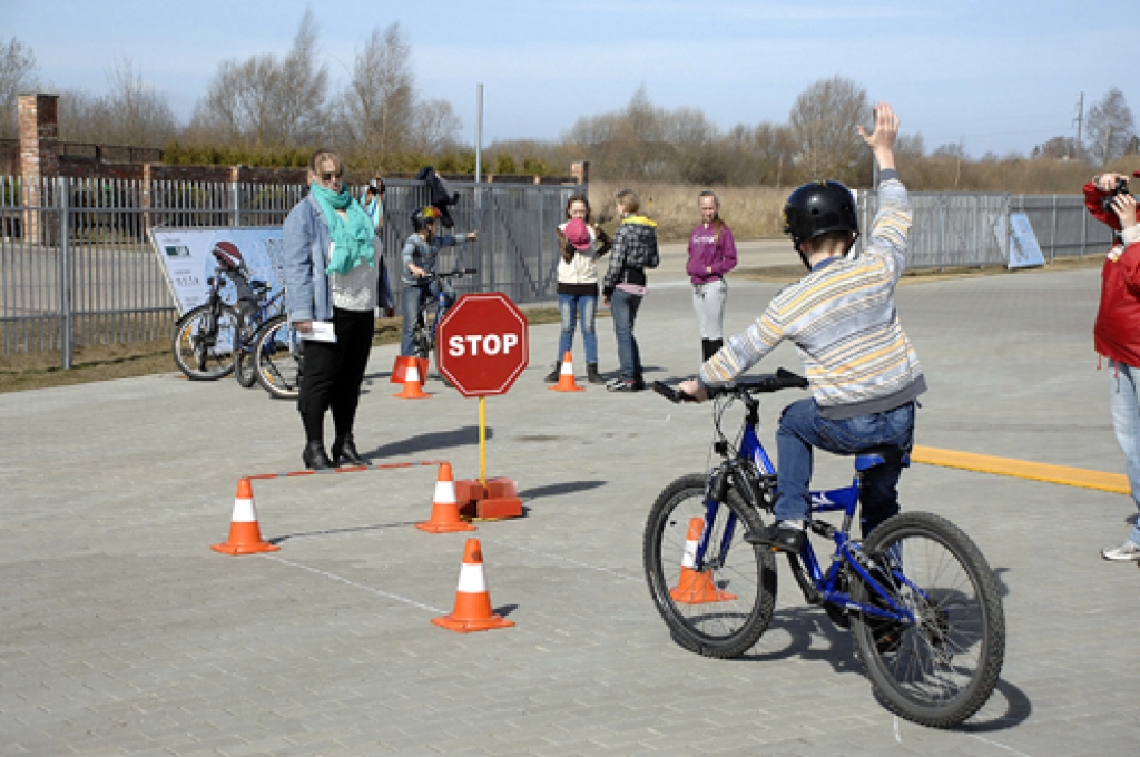 Codes pamatskolas komanda uzvaru guva ar labu sniegumu šķēršļu braucienā.