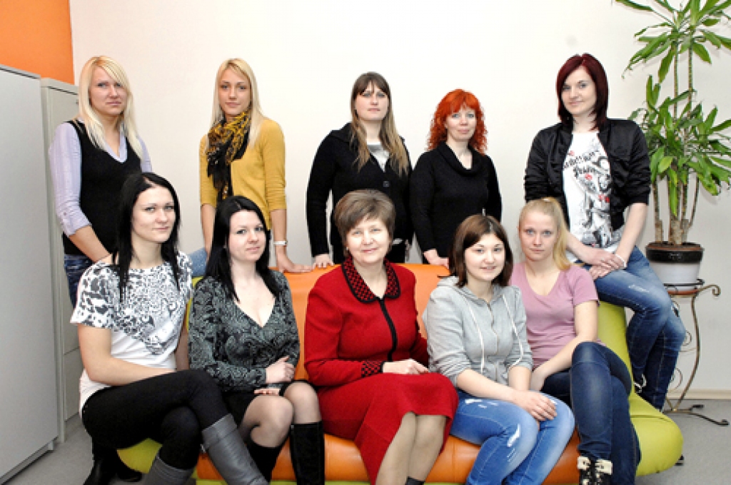 BAUSKAS 2. VIDUSSKOLAS 12.D KLASE: Kitija Penava, Amanda Jaseviča, Iveta Oriščuka, Anete Ostrovska, Elīna Pažerauska, Tatjana Podoļska, Ieva Poikāne, Agnese Šeniņa, Līga Veinberga, klases audzinātāja Melānija Antonoviča. Fotogrāfijā nav redzami šīs klases audzēkņi Gatis Birauers, Mārtiņš Medvedevs, Raivis Rutkovskis, Lolita Staškevica, Olga Zīle, Krists Vorkalis, Laura Imune un Santa Lakstīgala.