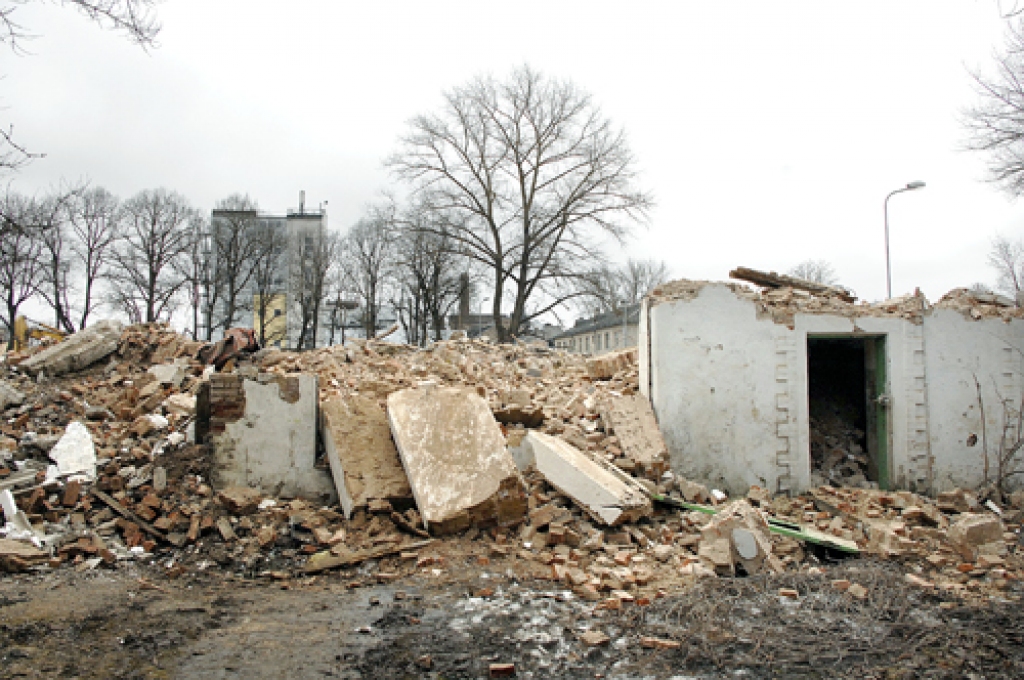 Rudenī vecās pienotavas vietā Edvarta Virzas un Baldones ielas stūrī Iecavā sāks būvēt lielveikalu «Top!» ar plašu autostāvvietu.