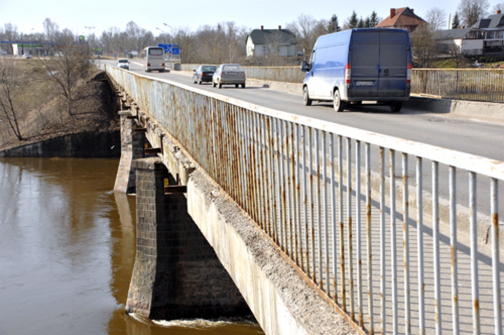 Mūsas tilts, kādu to redzam pašlaik, tiks nojaukts, lai uzbūvētu jaunu. Satiksmei pāri upei cels pagaidu tiltu. Ar celtniekiem noslēgtais līgums paredz, ka jaunais tilts ekspluatācijā jānodod 2014. gada vasaras nogalē. 
