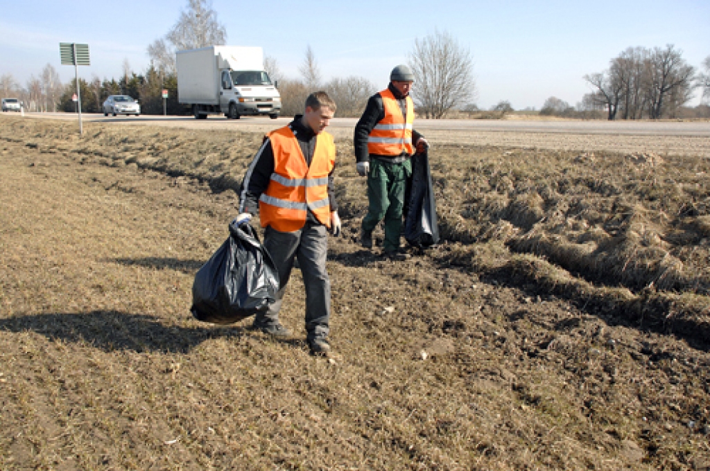 Tiek vāktas drazas autoceļa A7 malās. 