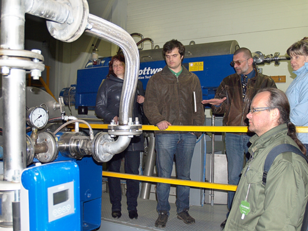 Agris Taukačs (trešais no kreisās) izrāda apmeklētājiem Iecavas ražotni.