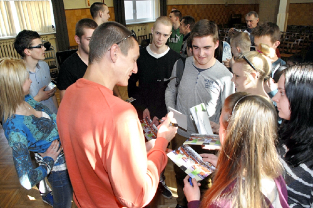 Mārtiņš Pļaviņš, Londonas olimpisko spēļu bronzas medaļas ieguvējs, sniedz autogrāfus Bauskas Valsts ģimnāzijas audzēkņiem.