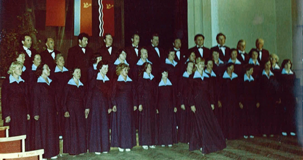 Mežotnes selekcijas stacijas jauktais koris (diriģente Anita Feldmane) pirmo reizi uzstājas rajona koru skatē 1978. gada 2. jūnijā Bauskas kultūras namā.