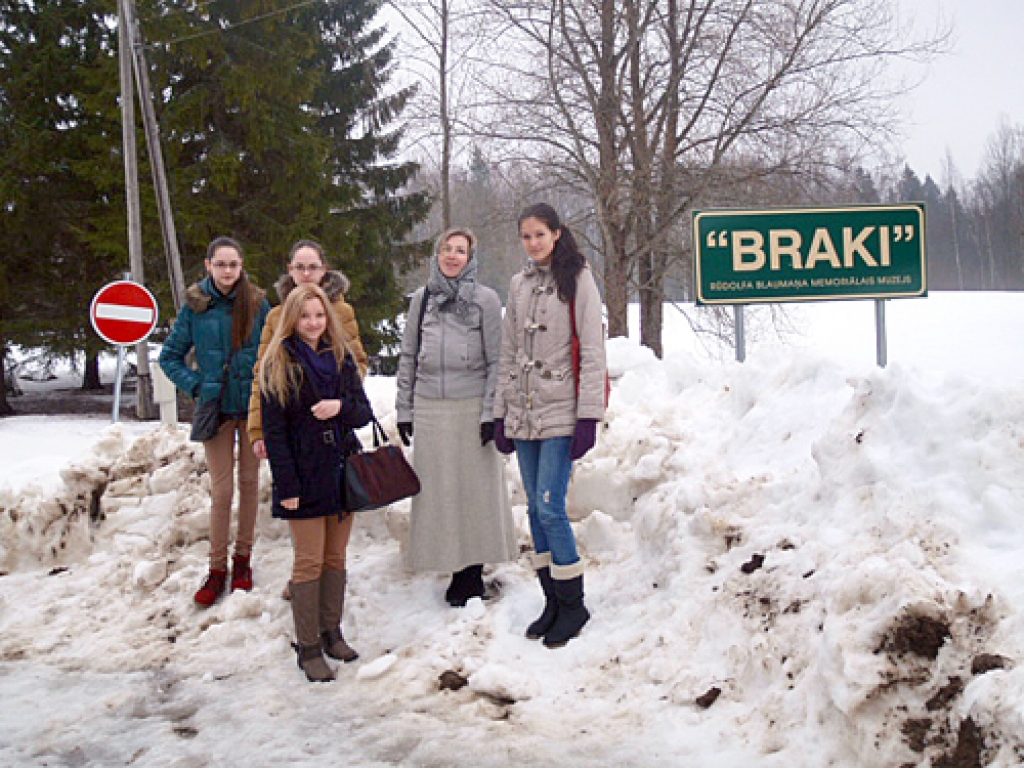 Konkursa «Blaumaņa brīnumzālītes» laureātes Inga un Ina Jajus, Eva Linde un Lauma Zelča (priekšplānā) apmeklēja rakstnieka memoriālo māju Ērgļu novada «Brakos», kopā ar viņām Bauskas mākslas skolas pedagoģe Signe Pansova (otrā no labās).