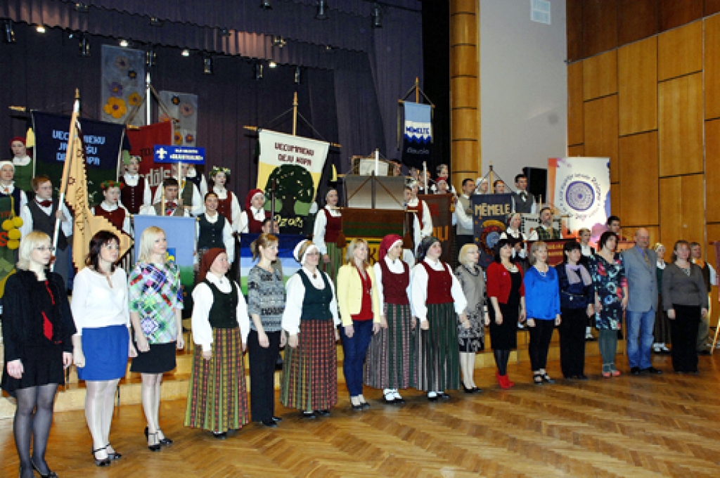 Skates atklāšanā godināja deju kopu vadītājus un žūriju. 