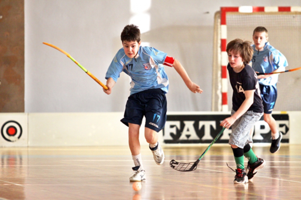 Kristaps Laugalis (no kreisās) U12 komandas sastāvā divās izslēgšanas spēlēs guva piecus vārtus un izdarīja sešas rezultatīvas piespēles.