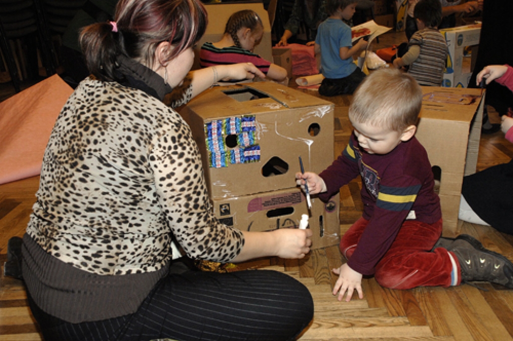 Vecāki ar bērniem ķērušies pie leļļu māju būvdarbiem – kartona kastes vakara gaitā tika izcaurumotas, nokrāsotas un aplīmētas. 
