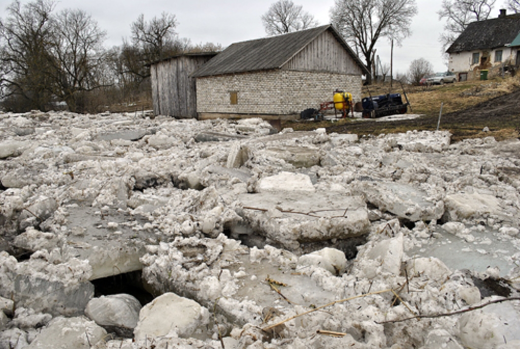 Punslavās ledus krāvumi veidojušies pie pašas sētas.