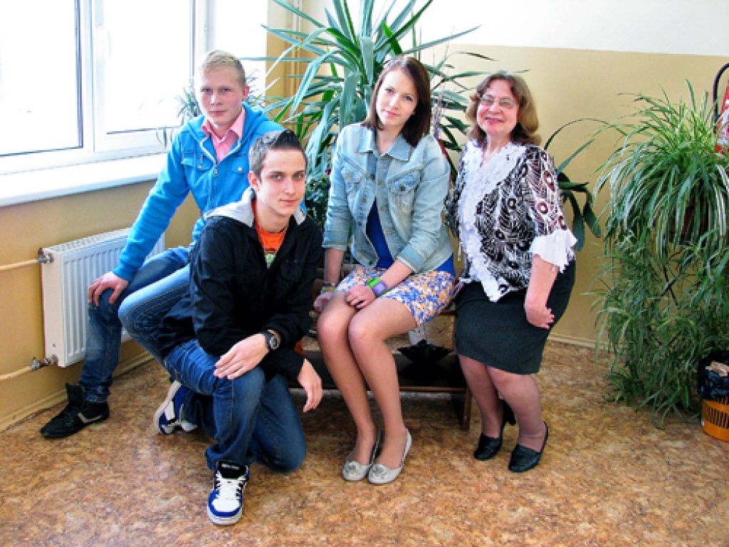 JAUNSAULES PAMATSKOLAS 9. KLASE: Armands Agris Aņūns, Baiba Misēviča, Rihards Gurlauskis, klases audzinātāja Genovaite Sobačevska. Fotografēšanās dienā skolā nebija Kristapa Skujas. 