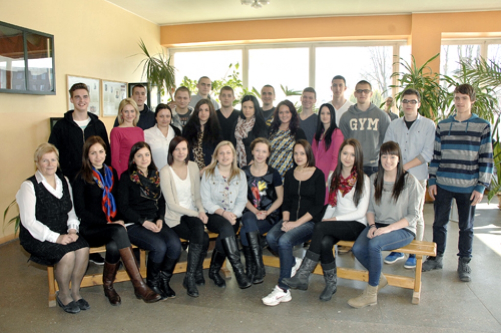 BAUSKAS VALSTS ĢIMNĀZIJAS 12.C KLASE: Maksims Adejevs, Līga Anuža, Katrīne Baļčūne, Agnija Bēmane, Diāna Bērtule, Dace Čerņevska, Rūta Daračūne, Rojs Freimanis, Santa Hiršfelde, Nadīna Mediņa, Kristaps Koks, Krišs Kauķis, Santa Panteļējeva, Toms Niedre, Niklāvs Saulītis, Sniedze Purmale, Emīls Sniedzītis, Roberts Skurba, Lūcija Marija Turka, Zane Tione, Matīss Vīksna, Roberts Strazdiņš, Mārtiņš Stepanovičš, Sindija Pažemecka, Rūta Panteleiko. Klases audzinātāja Inta Banka.Fotografēšanās dienā skolā nebija Enas Strazdiņas un Elzas Birznieces.