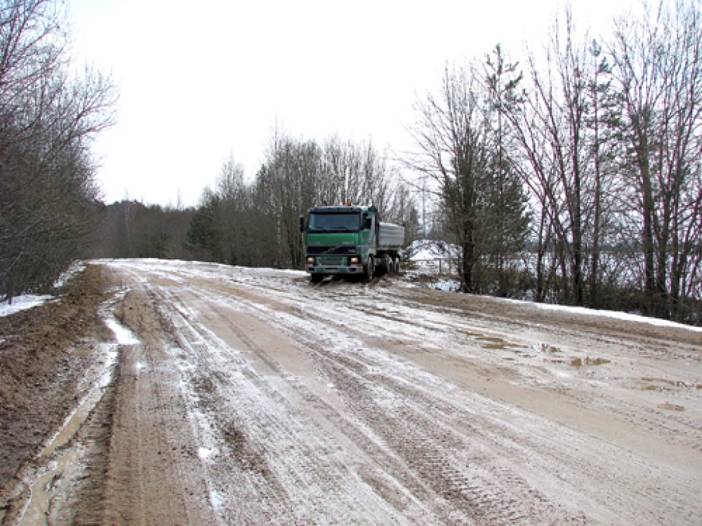 Smagā automašīna izved smiltis no karjera pie Teiveniem Vecsaules pagastā. Izvairoties no aizliedzošām ceļa zīmēm, autovadītājs formāli nav pārkāpis noteikumus. Vai sliktie ceļi tiks saudzēti, atkarīgs no katra uzņēmēja un šofera godaprāta.