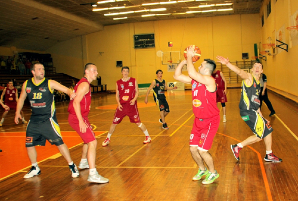 Juris Brūveris (ar bumbu) sezonas pēdējos mačos vada basketbola kluba «Dartija» saspēli. 