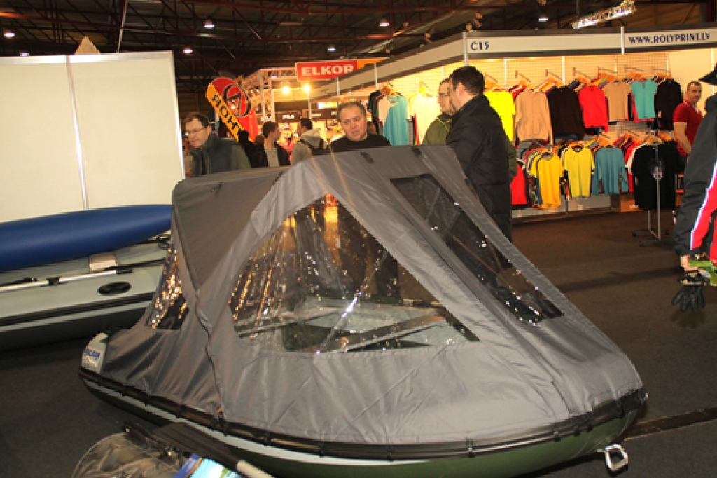 Ķīpsalas izstāžu centrā makšķernieku īpašu interesi saistīja piepūšamā laiva ar uzstādāmo tentu. 