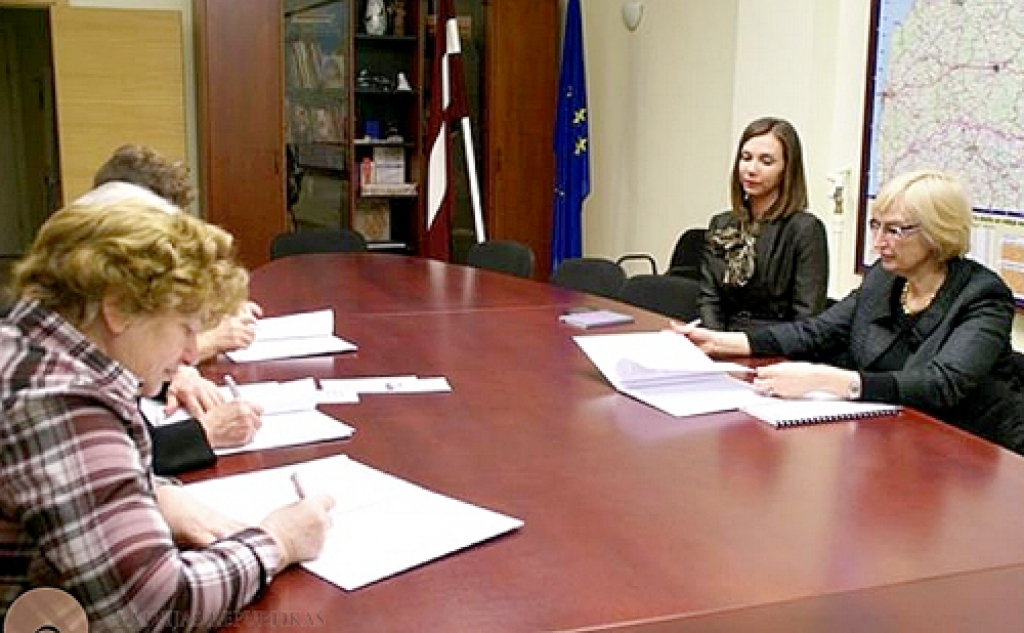 Velta Kočajeva (no kreisās), Svitenes pensionāru biedrības «Sudrab­upe» vadītāja, parakstot sadarbības līgumu ar Veselības ministriju. Senioru biedrības tikās ar veselības ministri Ingrīdu Circeni.