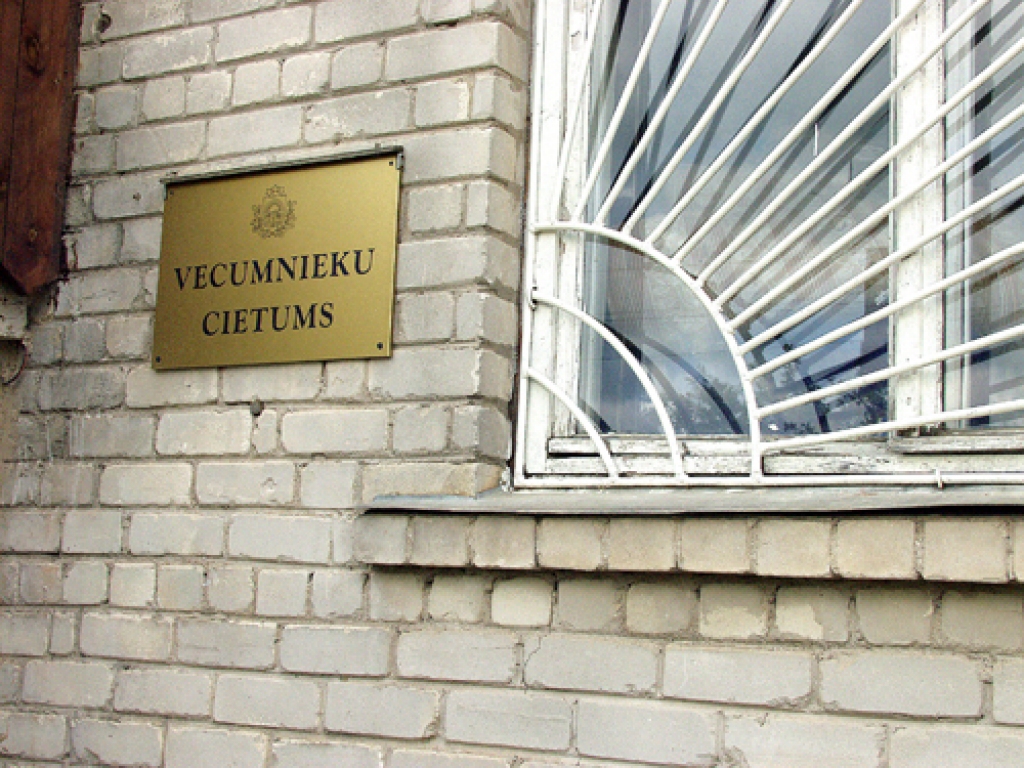 No ieslodzījuma vietas Vecumniekos grozījumi Krimināllikumā ļautu pirms termiņa nonākt brīvībā tikai dažiem cilvēkiem. Satraukumam par ieslodzīto masveida nokļūšanu brīvībā nav pamata. 