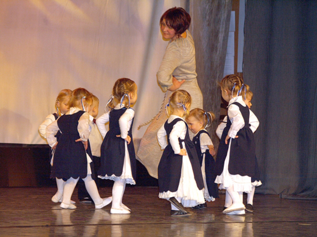 Solveiga Lineja, «Jezgas» pedagoģe, savus mazākos dejotājus priekšnesumā vadīja pati.