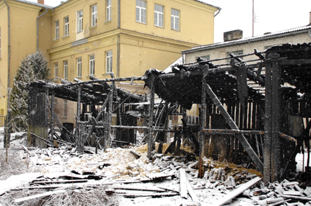 Liesmas nopostījušas trīs malkas šķūnīšus Bauskas vecpilsētā.