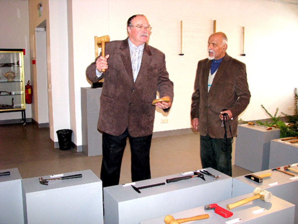 Izstādi «Katram savs āmurs» atklāj āmuru kolekcionārs Juris Gagainis (no labās) un Rīgas Motormuzeja Bauskas filiāles darbinieks Māris Bērziņš.